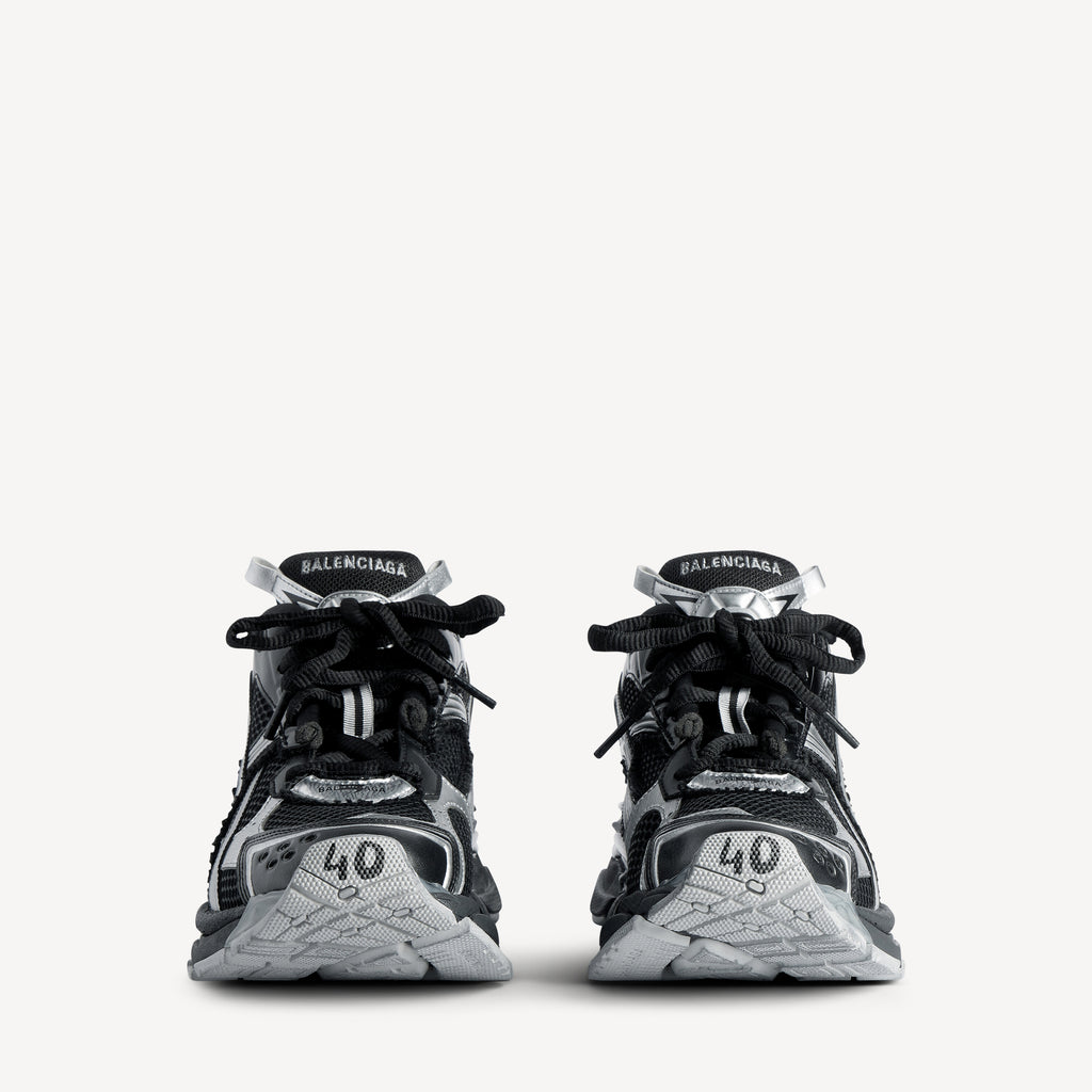 RUNNER SNEAKER IN BLACK/SILVER