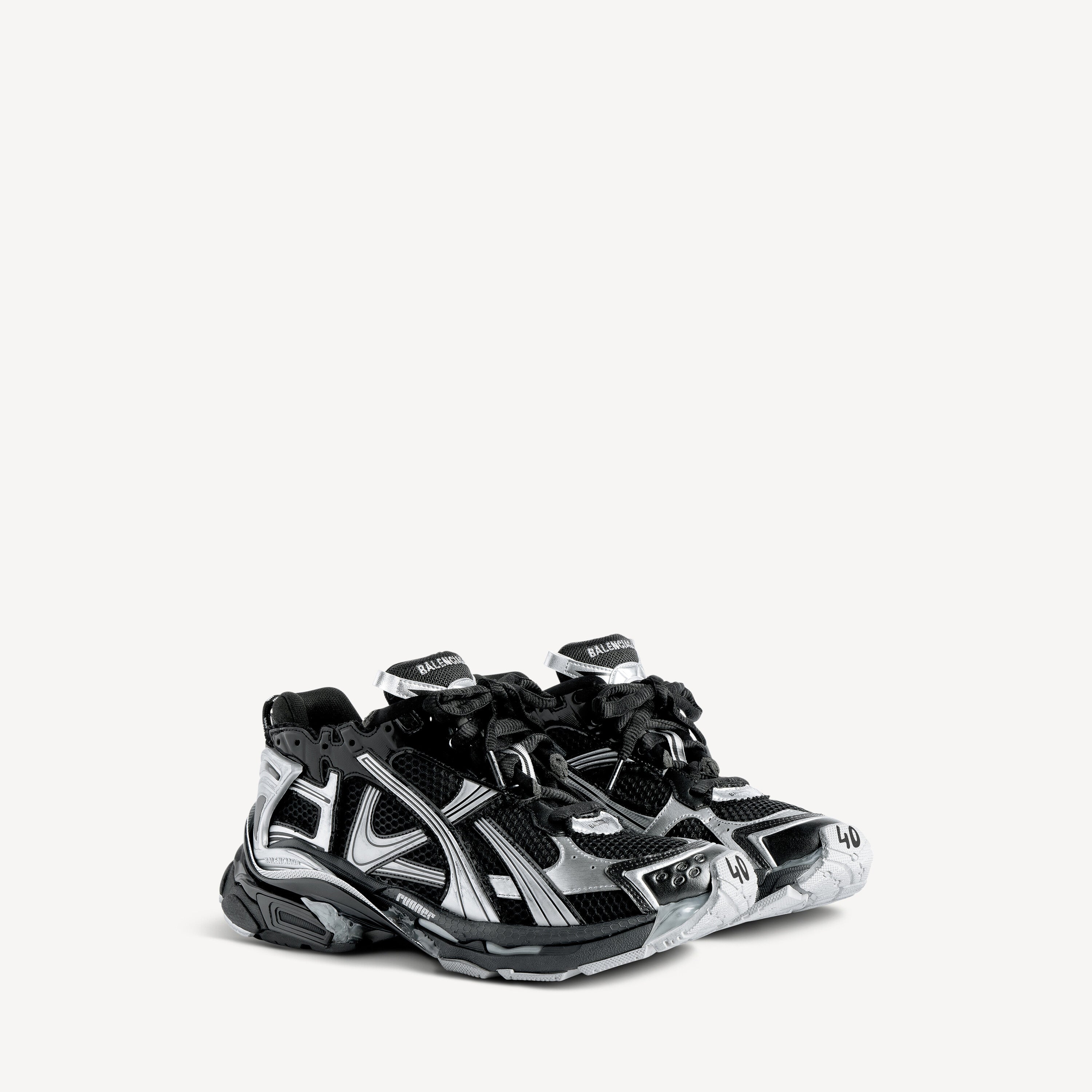 RUNNER SNEAKER IN BLACK/SILVER